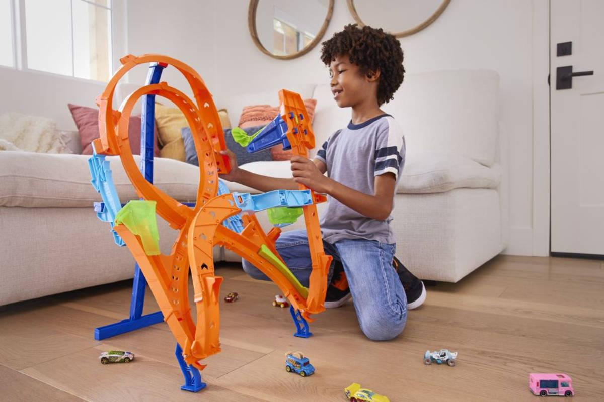 MATTEL HOT WHEELS Dráha vertikální osmičková herní set s autíčkem